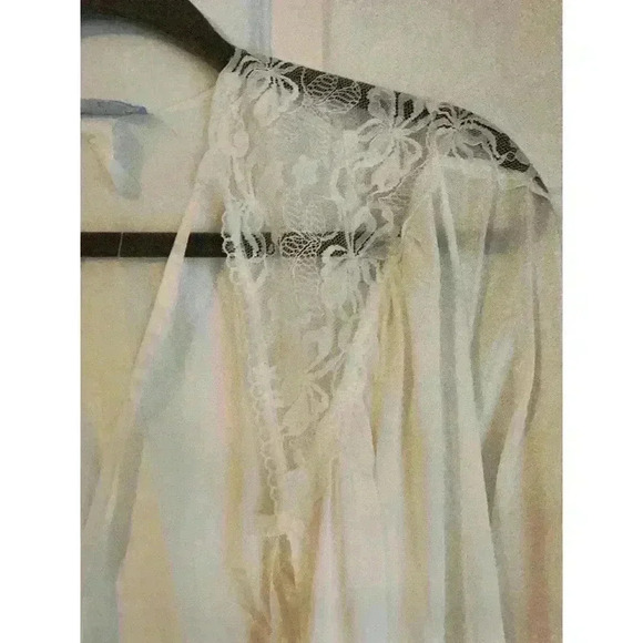 VINTAGE LADY CAMEO of Dallas WHITE SIZE MEDIUM NYLON ROBE Bridal 70s Nightgown - Picture 4 of 9